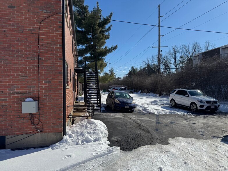 building rear - 3948 Brittany Cir