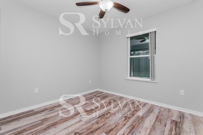 Building Photo - Feel welcome and comfortable in this charming home