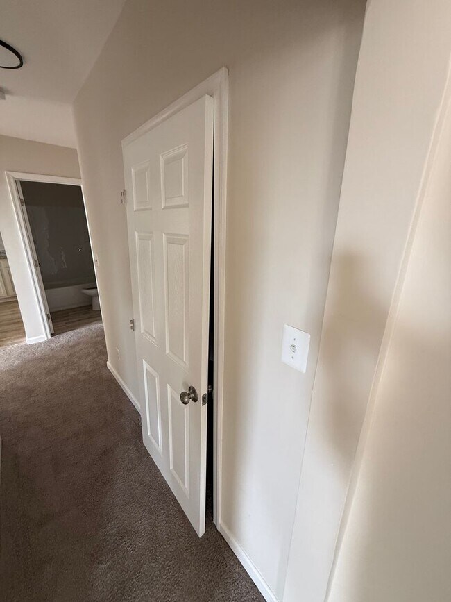 Building Photo - 1 Bedroom Apartment Available Today in Baltimore County! - Price Reduced