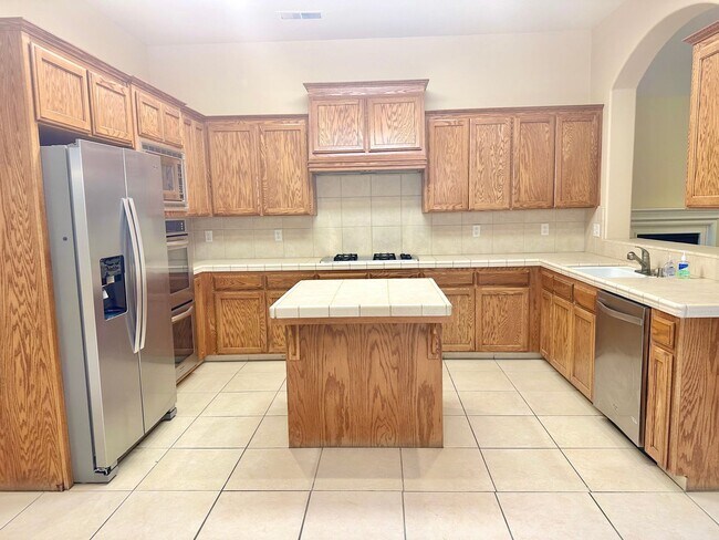 Building Photo - Stunning5 Bedroom North Fresno Granville