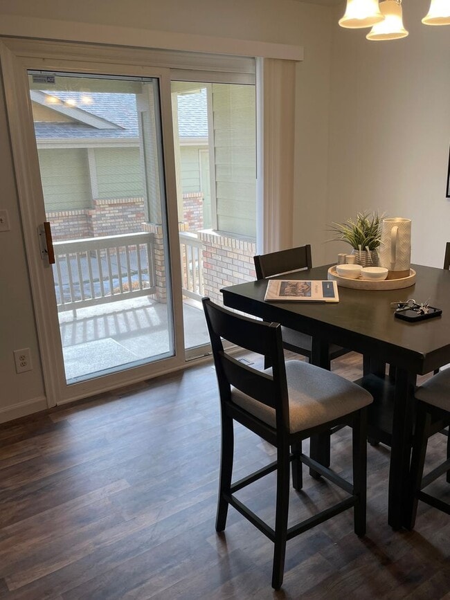 Building Photo - Townhome -2 bed 2.5 bath + bonus area