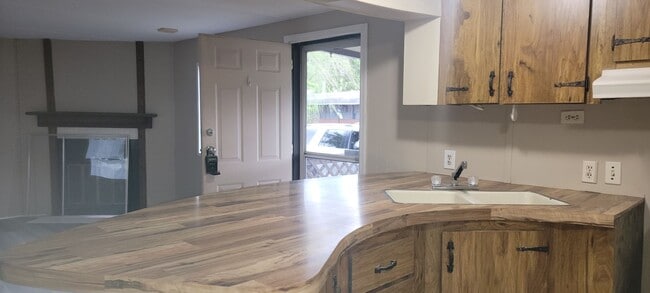 Building Photo - 2 Bedroom, 1 bath Mobile Home in Yorktowne...