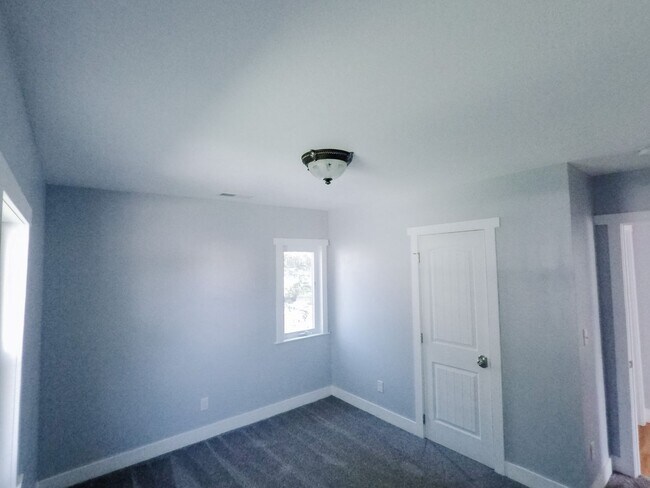 Building Photo - Updated Cozy Cottage