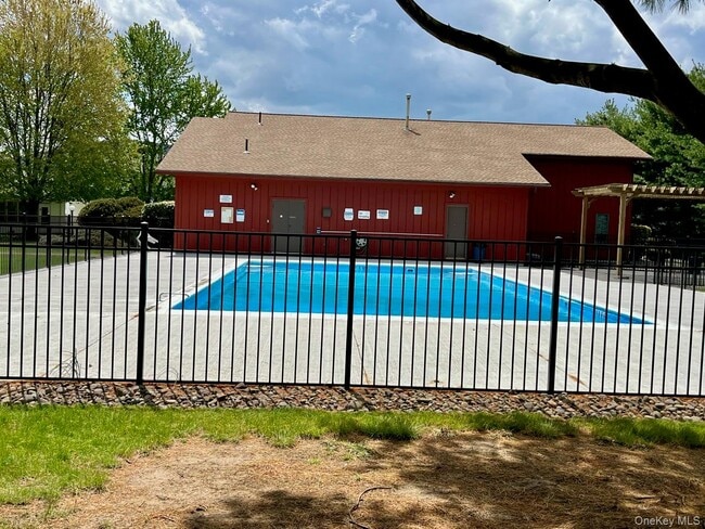 Building Photo - 729 Hewitt Ln