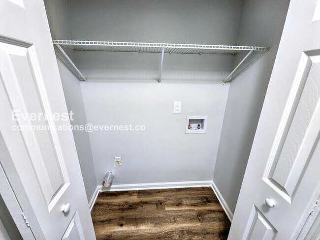 Building Photo - 3 Bed/1.5 Bath Home with Fenced Yard & Garage / Pet-Friendly