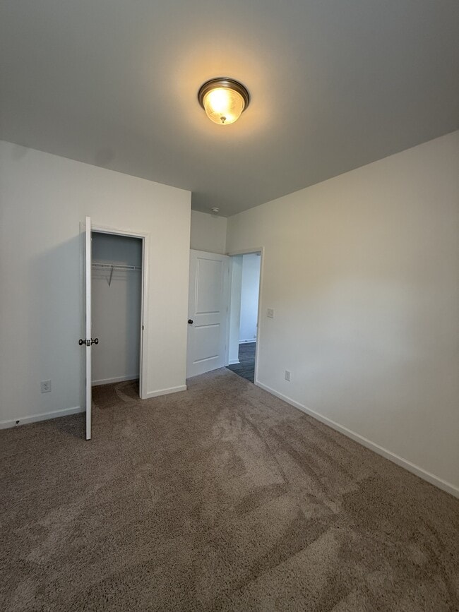Building Photo - 702 Samuel Dr