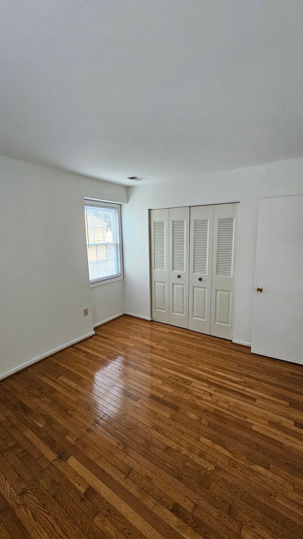 Building Photo - Secound Story Unit - Single Floor 3BR/1.5BA - Eastern Henrico - Great Location
