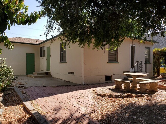 Building Photo - Room for rent with a charming Normal Heights house with garage and large yard.