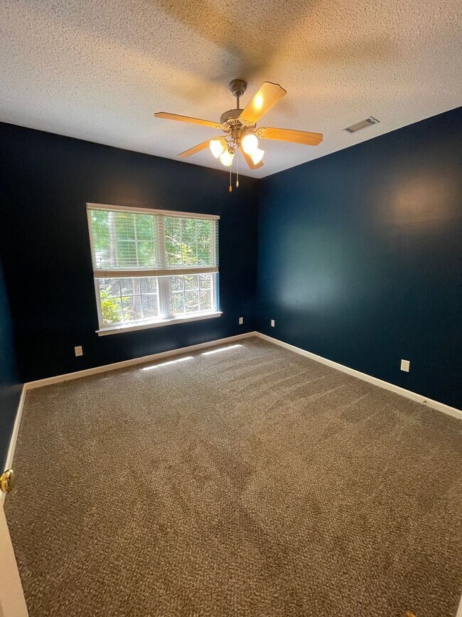 Building Photo - Rare Find in Henderson Golf Community!