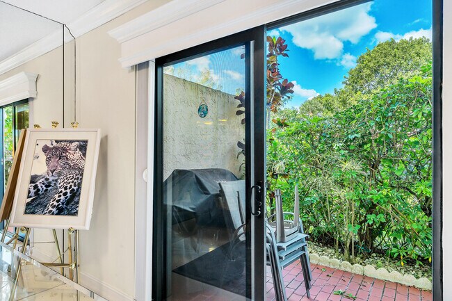 Building Photo - 9285 Vista del Lago