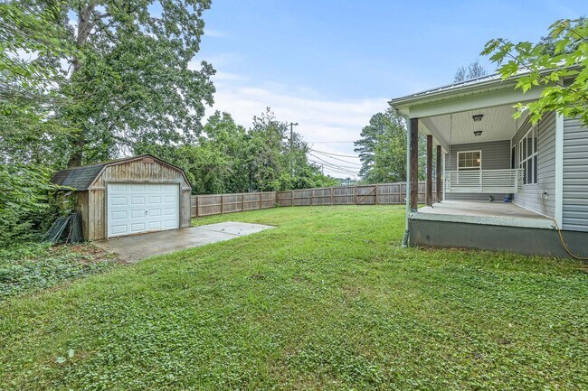 shed - 1028 Womack Ave