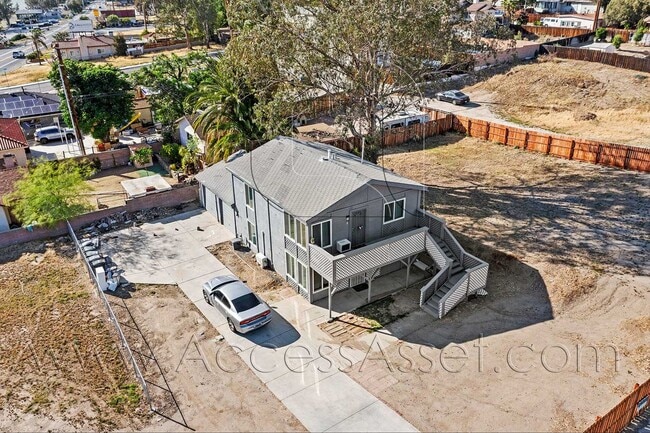 Building Photo - Charming Upstairs 2 Bed/1 Bath Unit With F...