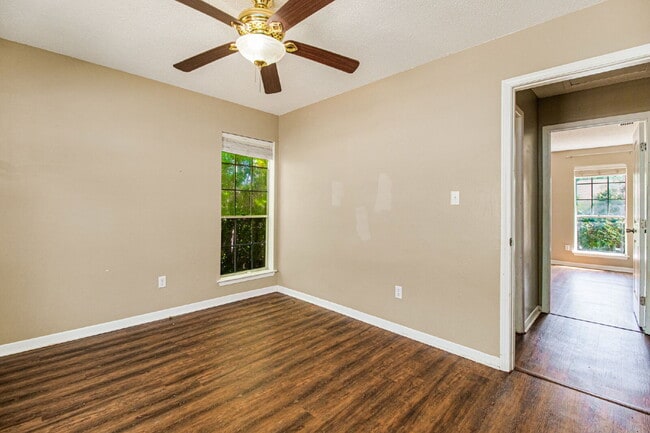 Building Photo - Experience the charm of this fabulous dupl...
