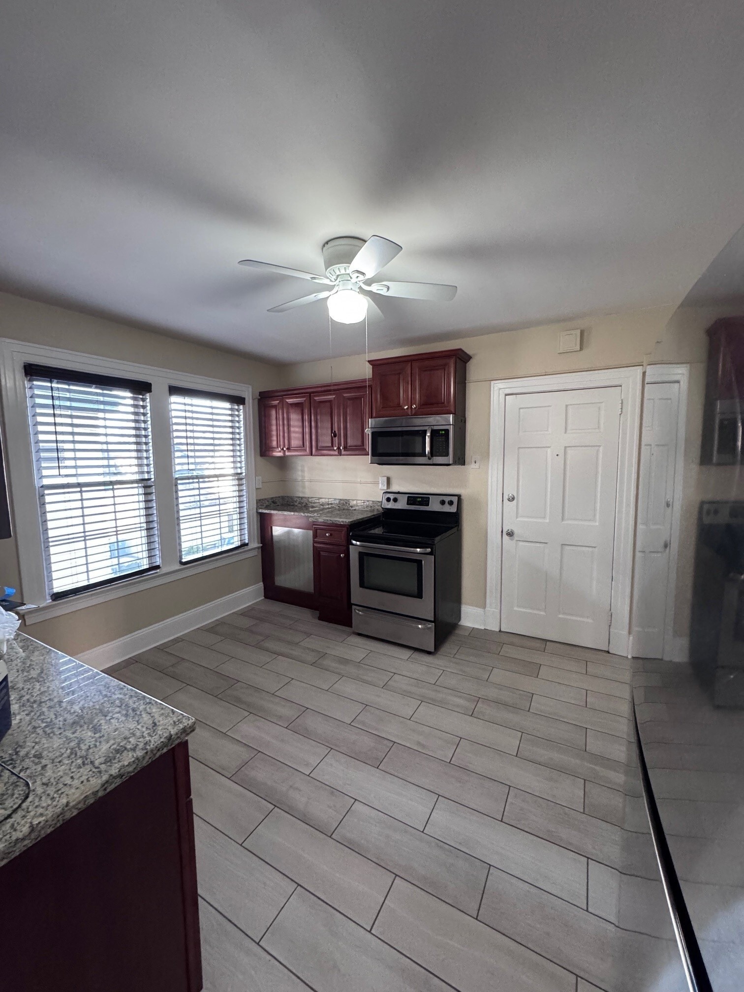 Kitchen - 786 Farmington Ave