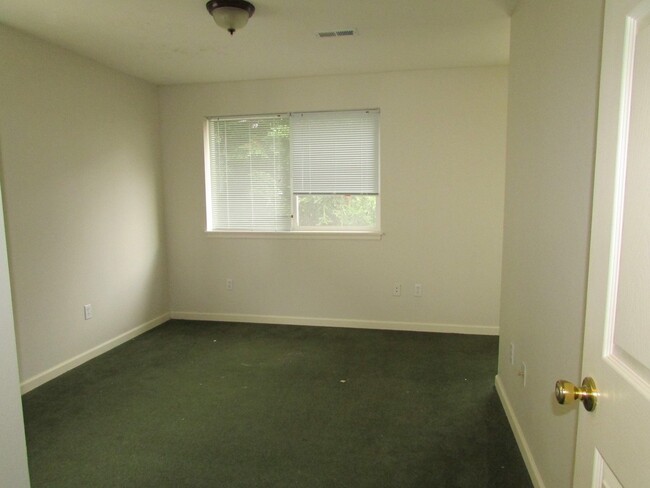 Building Photo - Pre - Leasing Excellent 7 Bedroom/3 Bathro...