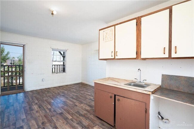 Building Photo - 130 N Texas Ave