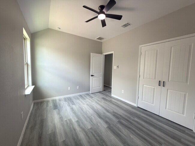 Building Photo - 9413 Savannah Holly Dr