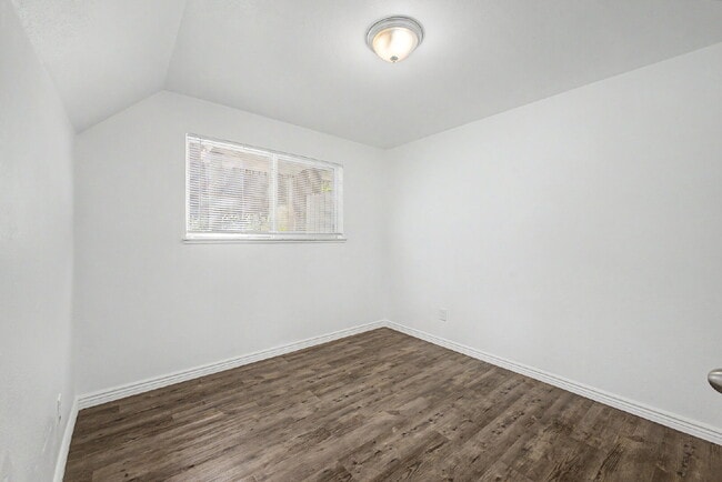 Building Photo - Garden Level 2 bedroom/1 bath for rent in Denver