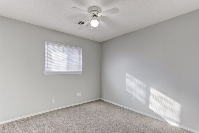 Building Photo - 4 bed house in Yukon!