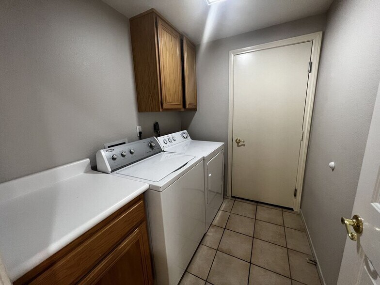 Building Photo - 8327 San Ramon Dr