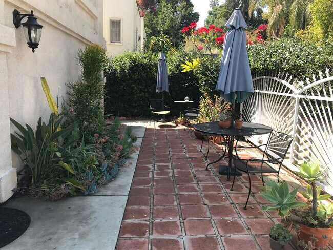 Front outdoor patio - 1426 Allesandro St