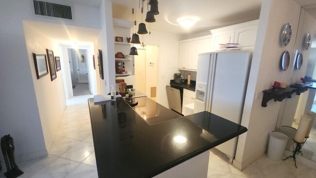 Building Photo - 2121 N Ocean Blvd