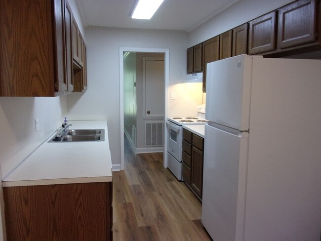 Building Photo - Beautiful 3 Bedroom 2 Bath Ground Level Condo in Tall Oak Villas