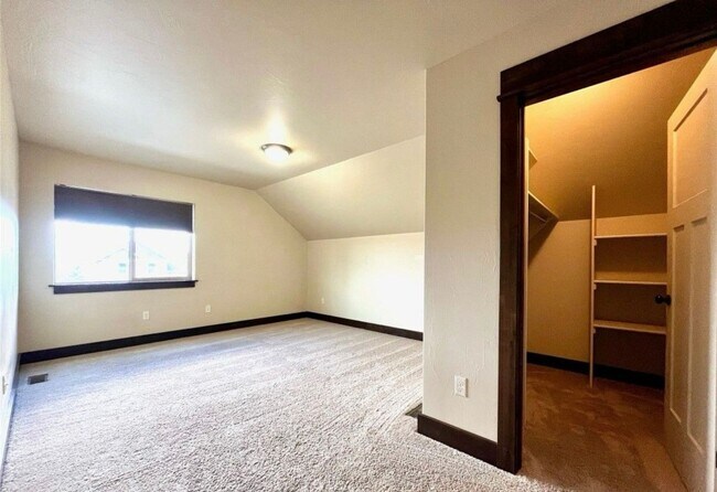 Building Photo - Charming 4-Bedroom Home with Spacious Lawn...