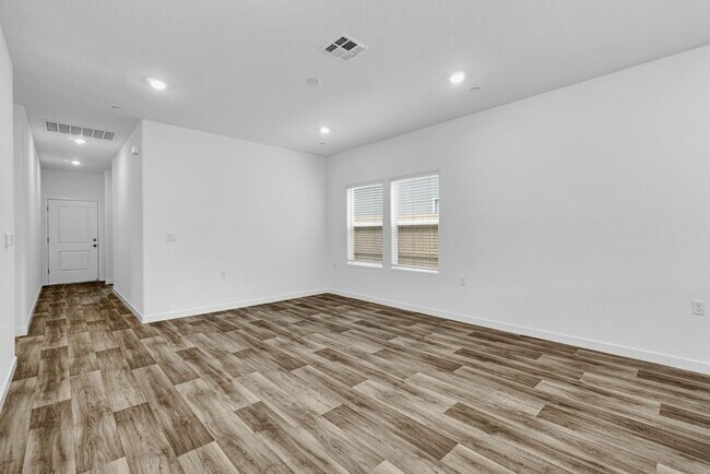 Building Photo - 7250 W Norwich Ave