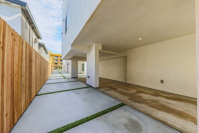 Building Photo - 1237 N Orange Dr