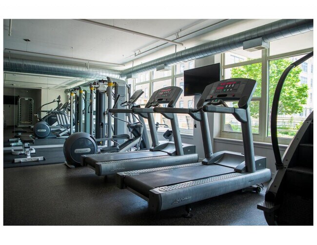 Building Photo - 909 W Washington Blvd