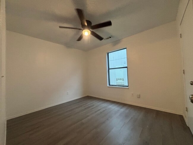 Building Photo - 3 bedroom 2 bathroom Recently Renovated Ap...