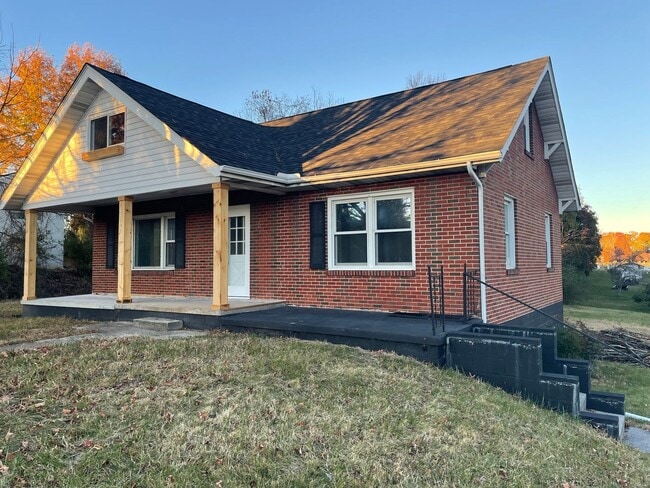 Building Photo - Brick 3 bedroom 2 bath in Bristol