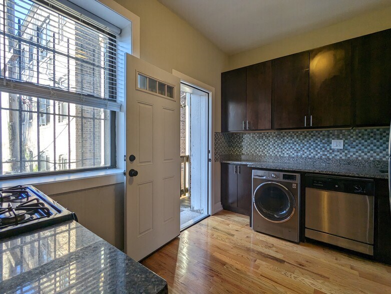 Building Photo - 625 W Oakdale Ave