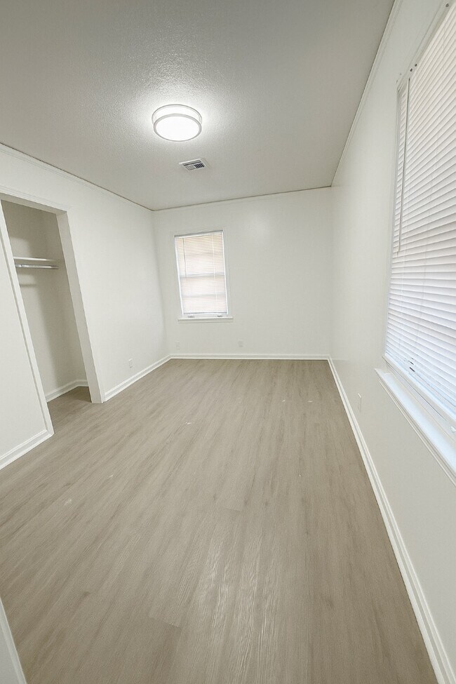 Building Photo - 3813 Fairfield Dr