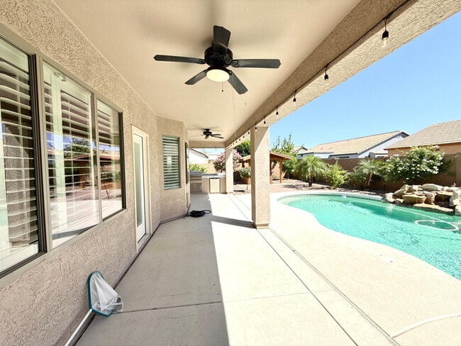 Building Photo - 17455 W Meadow Ln