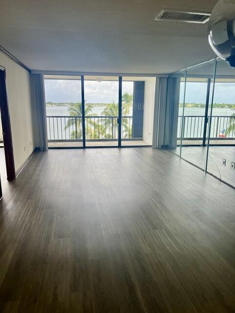 Building Photo - 5200 N Flagler Dr