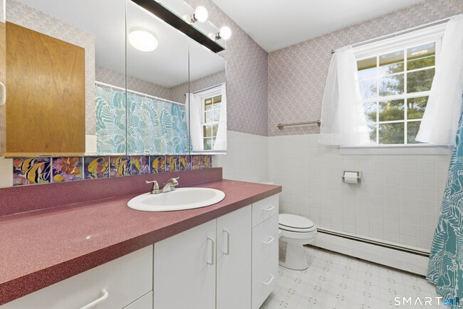 Building Photo - 10 College St