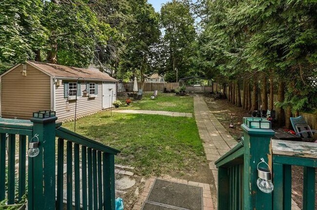 Building Photo - Large 3 bedroom 1 bathroom apartment North Andover