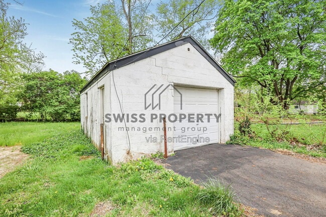 Building Photo - 1590 Vendome Dr S