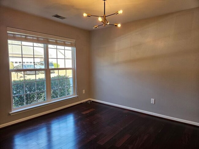 Building Photo - Ivy Square Patio Home