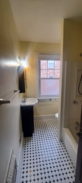 full bath - 182 North Ave