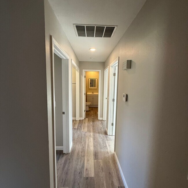 Building Photo - 3 Bedroom 2 bath remodeled Home