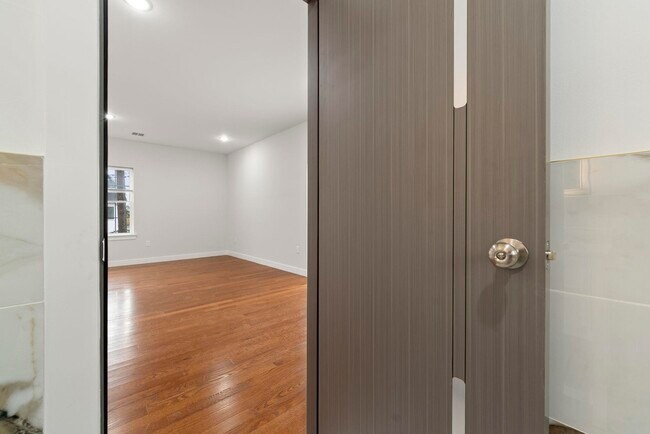 Building Photo - 41 E 16th St