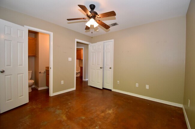 Building Photo - 3 Bedrooms, 3 Bathrooms, & Close to Campus...