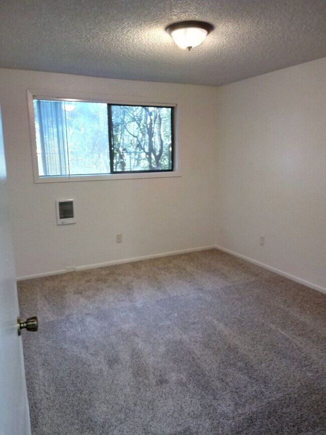 Building Photo - 2 BEDROOM 1 BATH Located next to Chemeketa...