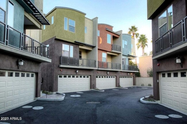 Building Photo - 4816 N Woodmere Fairway