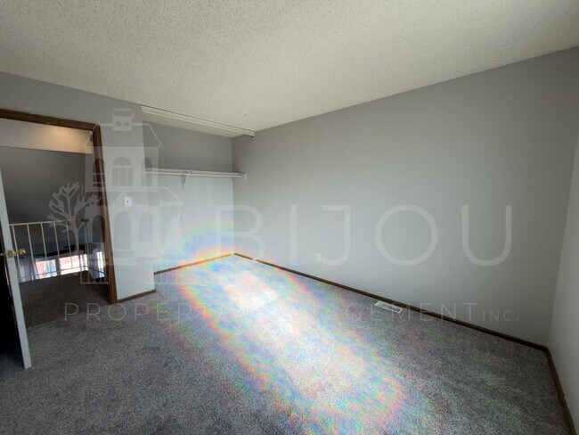 Building Photo - Spacious Split Level