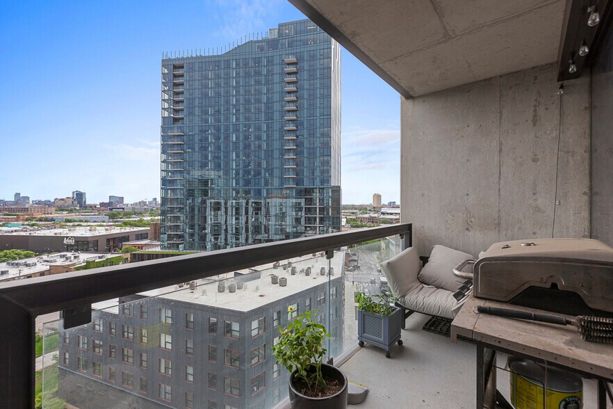 Building Photo - 860 W Blackhawk St