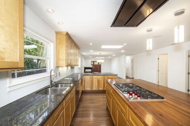 Building Photo - Beautifully Remodeled 4 Bed, 3 Bath Home w...